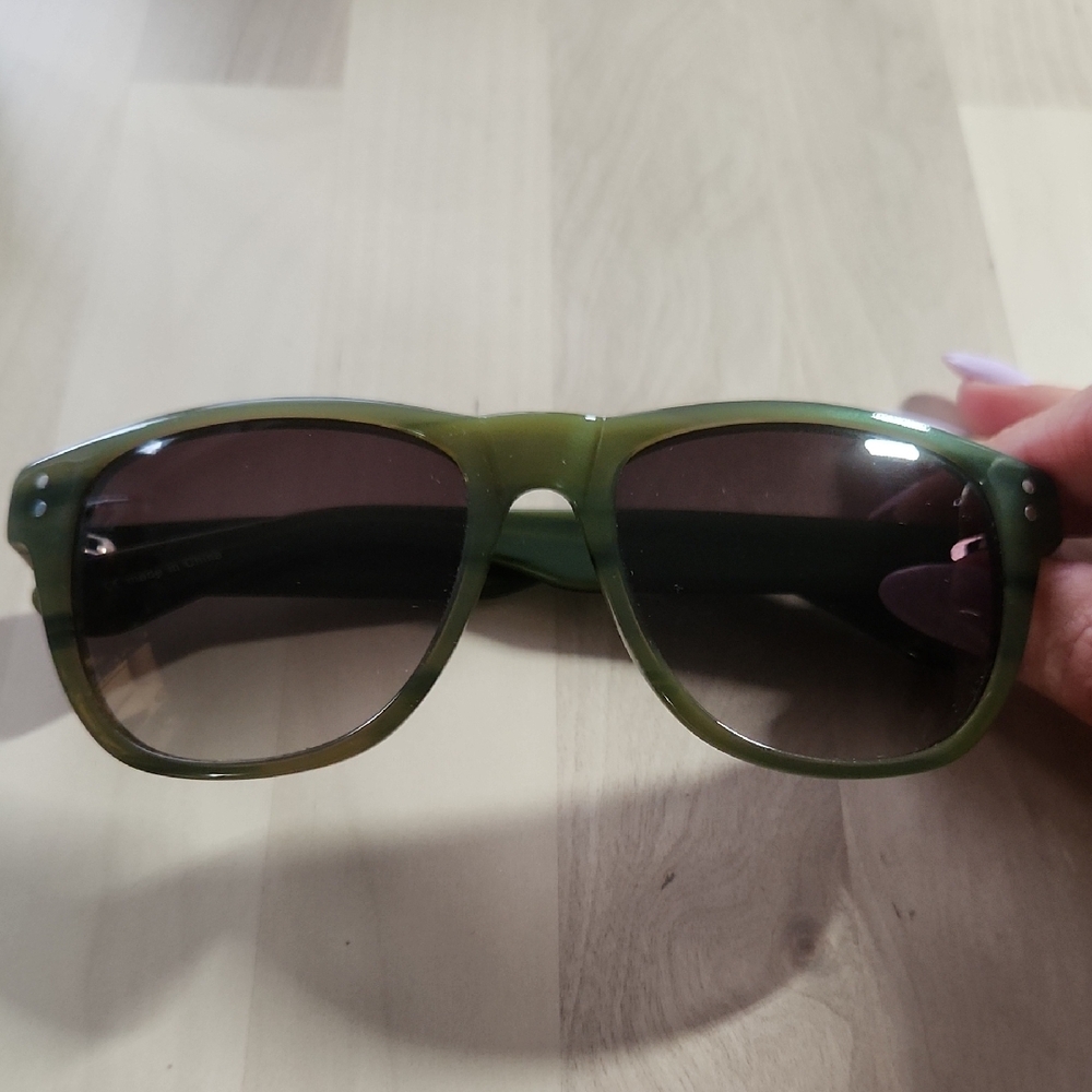 🔴Green Sunglasses
